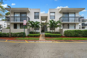 Jacaranda Club in Plantation, FL - Foto de edificio - Building Photo