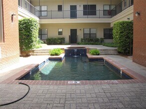 106 E 30th St, Unit 101 in Austin, TX - Foto de edificio - Building Photo