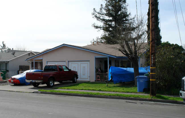 1391 Beachwood Dr in Santa Rosa, CA - Foto de edificio - Building Photo