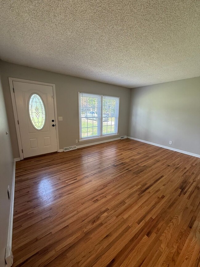 110 Oakwood Dr in Dickson, TN - Building Photo - Building Photo