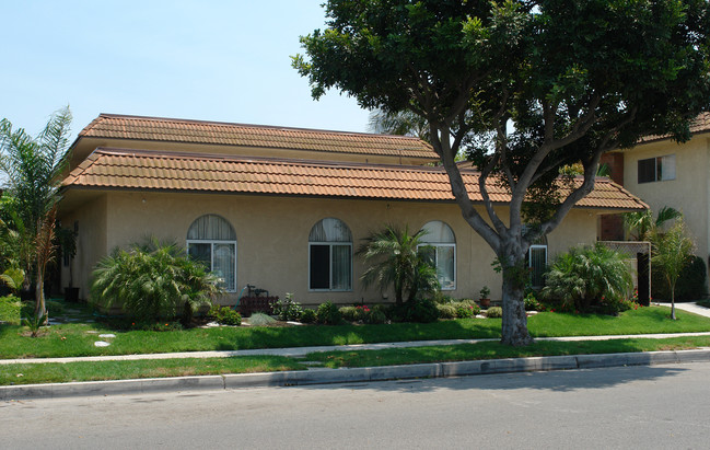 16092 Waikiki Ln in Huntington Beach, CA - Foto de edificio - Building Photo