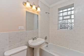 6426 N Troy St, Unit 2 in Chicago, IL - Building Photo - Building Photo