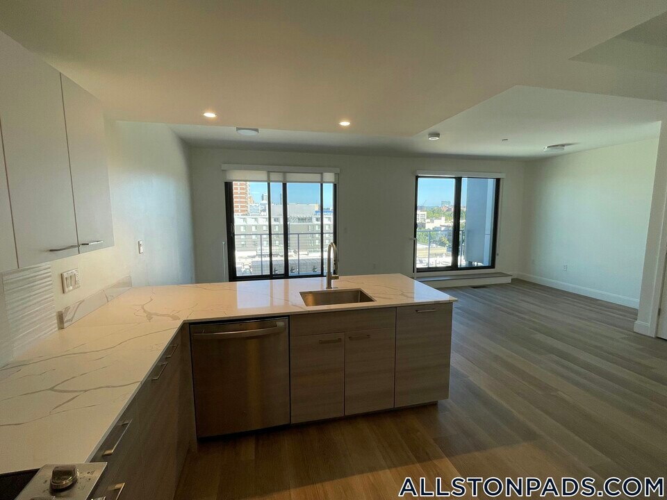 1079 Commonwealth Ave in Boston, MA - Building Photo