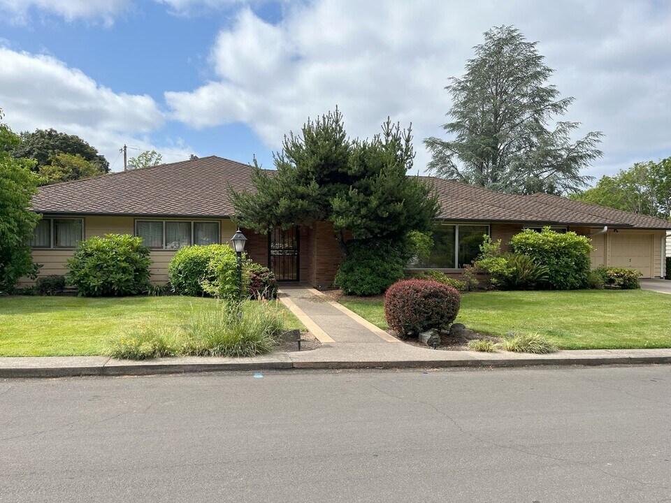 7570 SW Fairmoor St in Portland, OR - Building Photo