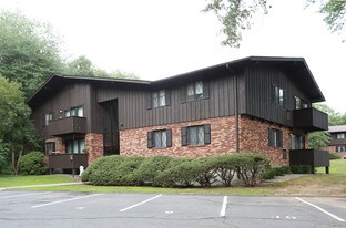 Fennwoode Property LP in Newington, CT - Foto de edificio - Building Photo