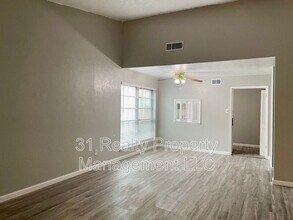 13722 Flagstone Ln in Dallas, TX - Foto de edificio - Building Photo