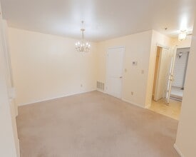 411 Waterford Dr in Edison, NJ - Building Photo - Building Photo