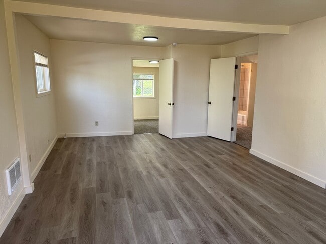 40 S Alder St in Lowell, OR - Building Photo - Building Photo