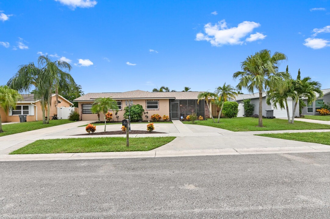 6556 Country Wood Way in Delray Beach, FL - Foto de edificio