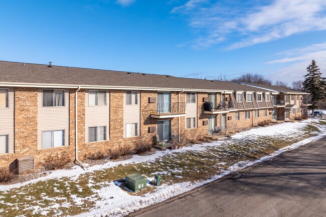 4121 W Rivers Edge Cir in Brown Deer, WI - Foto de edificio - Building Photo