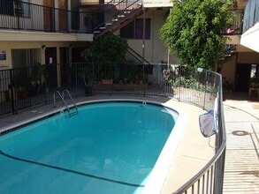 Sapphire Apartments in San Diego, CA - Foto de edificio - Building Photo