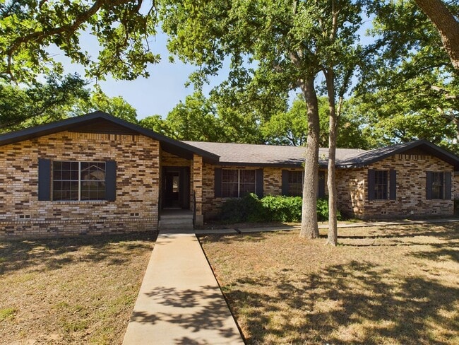 property at 2020 Briarwood Cir