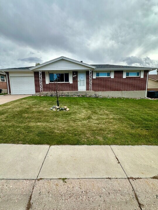 737 Hirst St in Cheyenne, WY - Foto de edificio