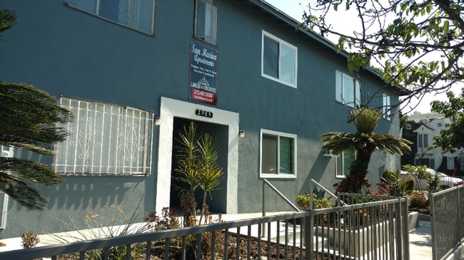 2985 San Marino St in Los Angeles, CA - Foto de edificio - Building Photo