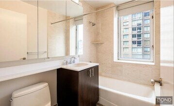 776 Sixth Avenue in New York, NY - Building Photo - Building Photo