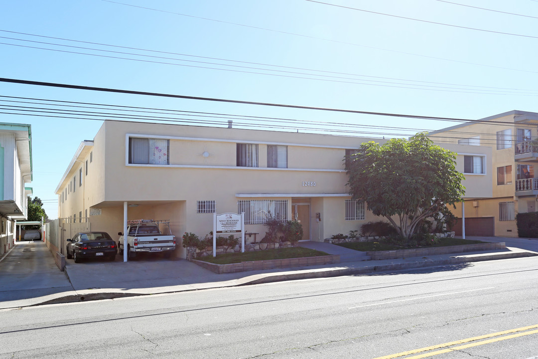 The Harbor View in Los Angeles, CA - Building Photo