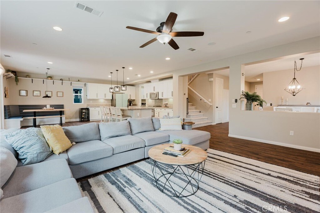 19749 Lanfranca Dr in Santa Clarita, CA - Building Photo