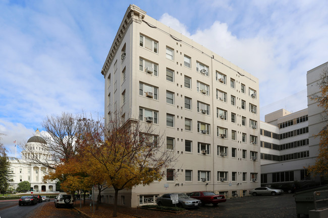 The Lewis Apartments in Sacramento, CA - Foto de edificio - Building Photo