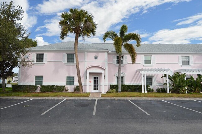 213 Sea Horse Dr SE in St. Petersburg, FL - Building Photo - Building Photo