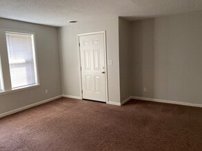919 Rushmeade Rd, Unit R in Jackson, TN - Foto de edificio - Building Photo