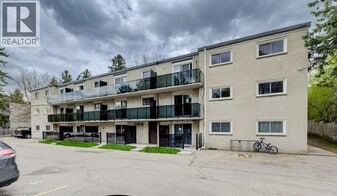 930 Eagle St N in Cambridge, ON - Building Photo