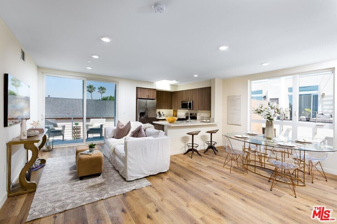5229 Willowcrest Ave in Los Angeles, CA - Building Photo