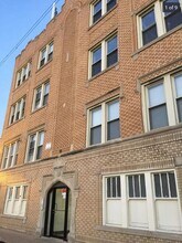 2043 N Cicero Ave, Unit 2S in Chicago, IL - Building Photo - Building Photo