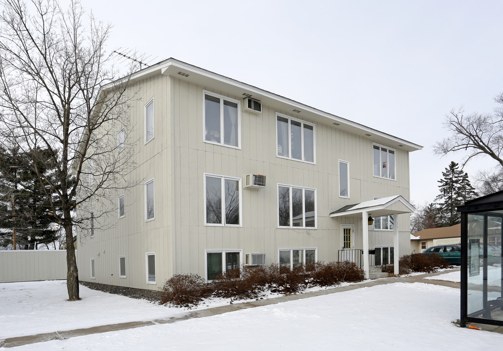 Inn Towne Court Apartments in Cambridge, MN - Building Photo