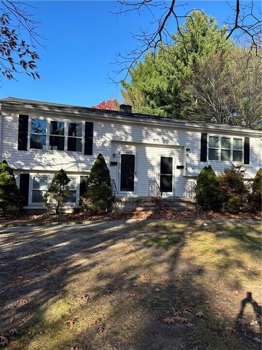 134 Rounds Ave in East Providence, RI - Building Photo