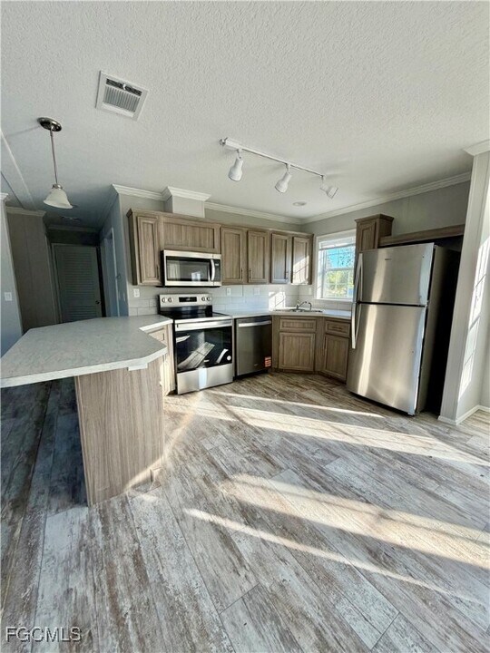 105 W Marimba Cir in Clewiston, FL - Building Photo