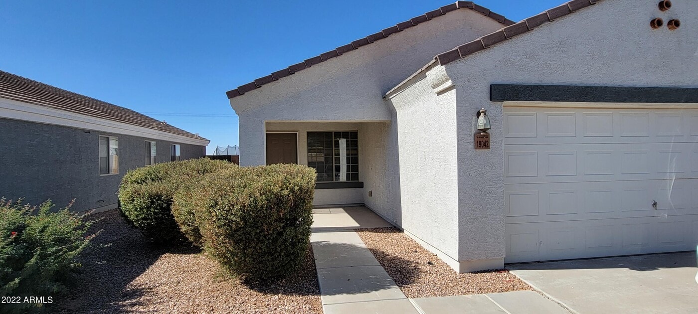 19042 N Toledo Ave in Maricopa, AZ - Building Photo