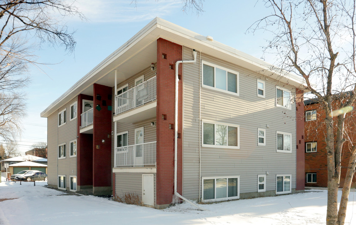 10751 108th St NW in Edmonton, AB - Building Photo