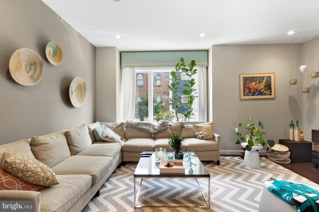 211 Brown St in Philadelphia, PA - Building Photo
