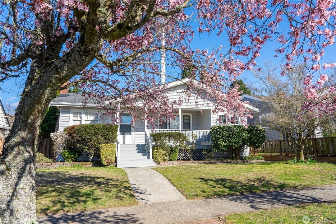 6910 37th Ave SW in Seattle, WA - Building Photo