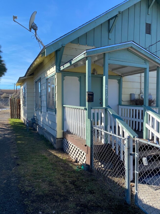 216 Michigan Ave in Klamath Falls, OR - Foto de edificio - Building Photo