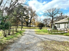 1421 Robinson Ave, Unit 106 in Jewett, TX - Building Photo - Building Photo