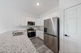 1027 Meadow Rd in Lehigh Acres, FL - Foto de edificio - Building Photo