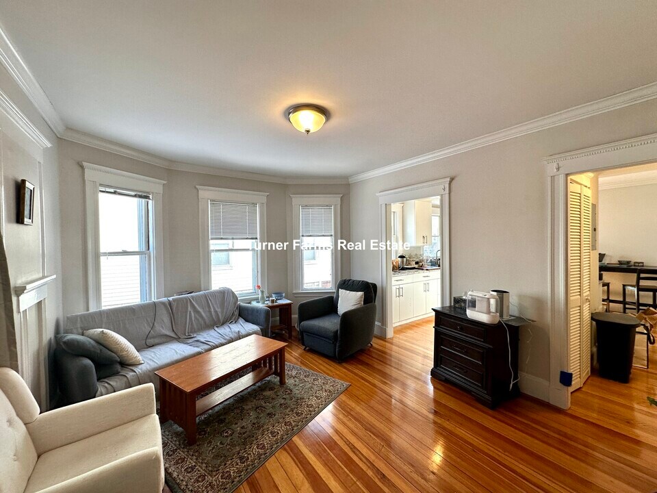 34 Leonard St, Unit 1 in Somerville, MA - Foto de edificio