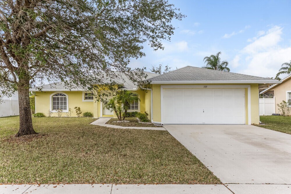 109 Almeria St in Royal Palm Beach, FL - Building Photo