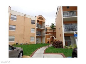6288 NW 186th St-Unit -Apt 101 in Hialeah, FL - Foto de edificio - Building Photo