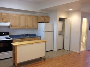 811 7th St NE, Unit 1 in Washington, DC - Foto de edificio - Building Photo