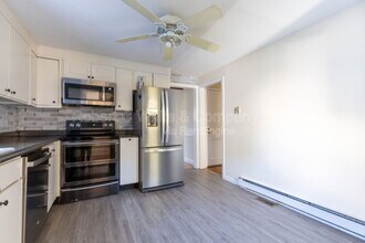 183 Thompson Rd in Manchester, CT - Foto de edificio - Building Photo