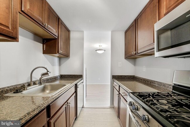 4600 Duke St, Unit 719 in Alexandria, VA - Building Photo - Building Photo