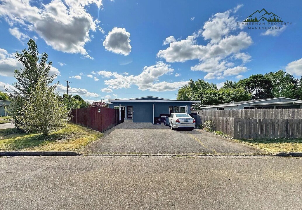 3138-3140 Zinnia St in Eugene, OR - Building Photo