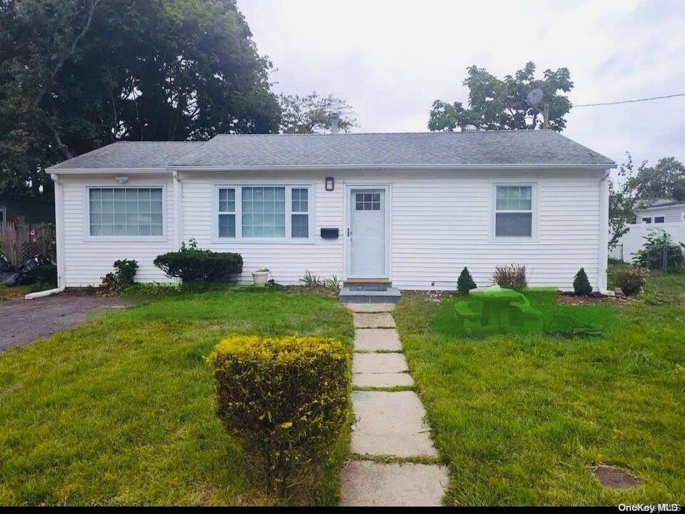 5 Willow St in Central Islip, NY - Building Photo