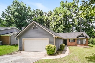 5951 Old Wellborn Trce in Lithonia, GA - Foto de edificio - Building Photo