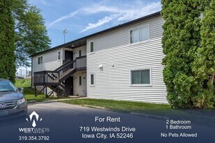 719 Westwinds Dr in Iowa City, IA - Building Photo