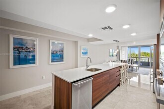 9261 E Bay Harbor Dr in Bay Harbor Islands, FL - Foto de edificio - Building Photo
