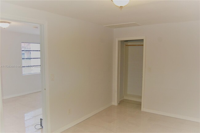 2140 SW 25th St in Miami, FL - Building Photo - Building Photo