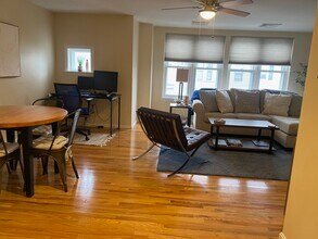 165 W 6th St, Unit C in Boston, MA - Foto de edificio - Building Photo